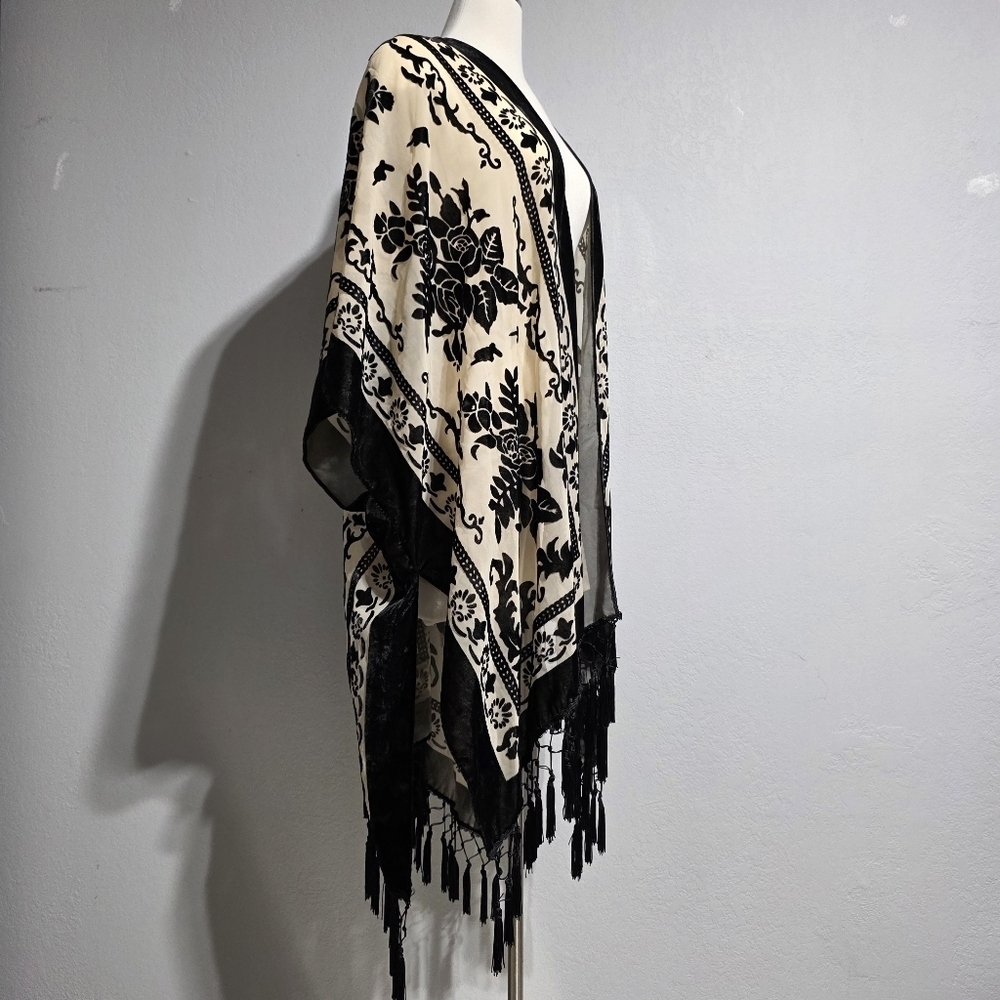 EUC BOUTIQUE IVORY & BLACK VELVET TAPESTRY TASSEL KIMONO SZ OS - Picture 11 of 15
